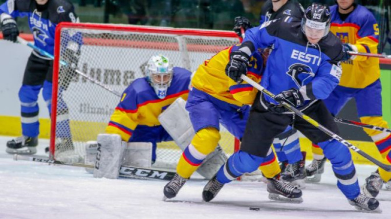 Igaunijas hokeja izlase uzbrūk spēlē ar Rumāniju. Foto: IIHF