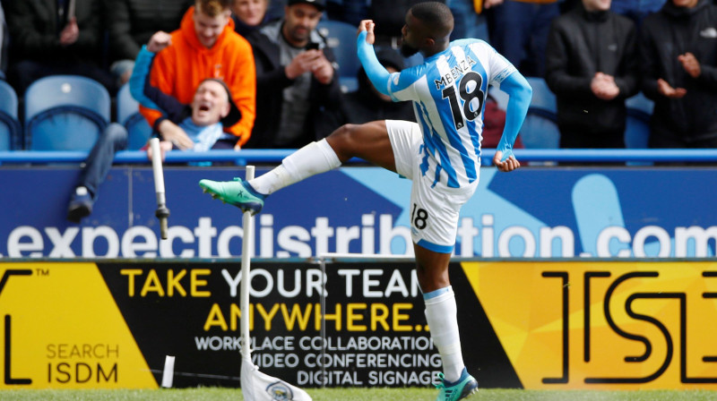 "Huddersfield" futbolists Isāks Mbenza salauž stūra karodziņu pēc vārtu gūšanas spēlē ar "Manchester United". Foto: Reuters/Scanpix