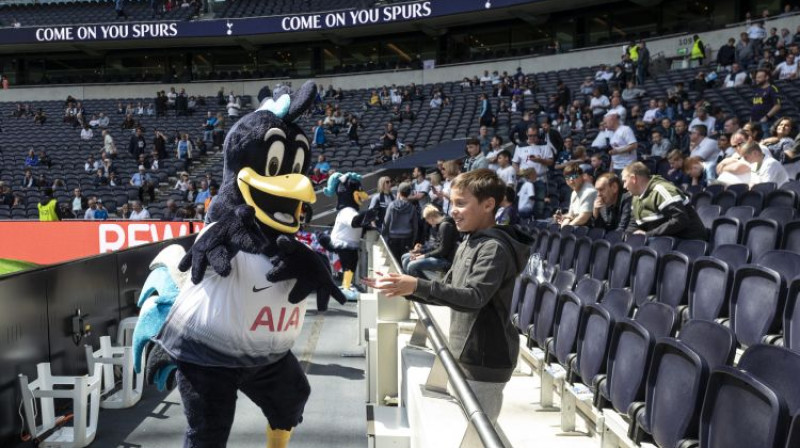 "Tottenham" talismans ar kādu jauno kluba līdzjutēju. Foto: EMPICS Sport/Scanpix