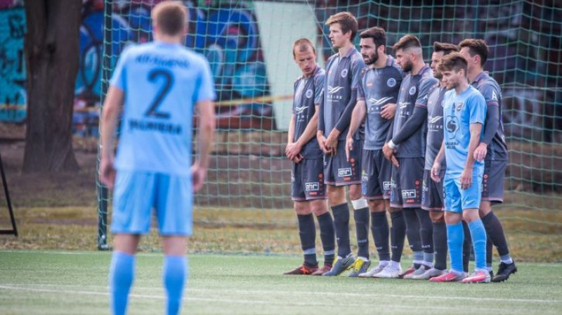 "Riga" futbolisti aizsargā vārtus spēlē ar "Valmiera Glass ViA". Foto: Zigismunds Zālmanis, Riga FC (rigafc.lv)