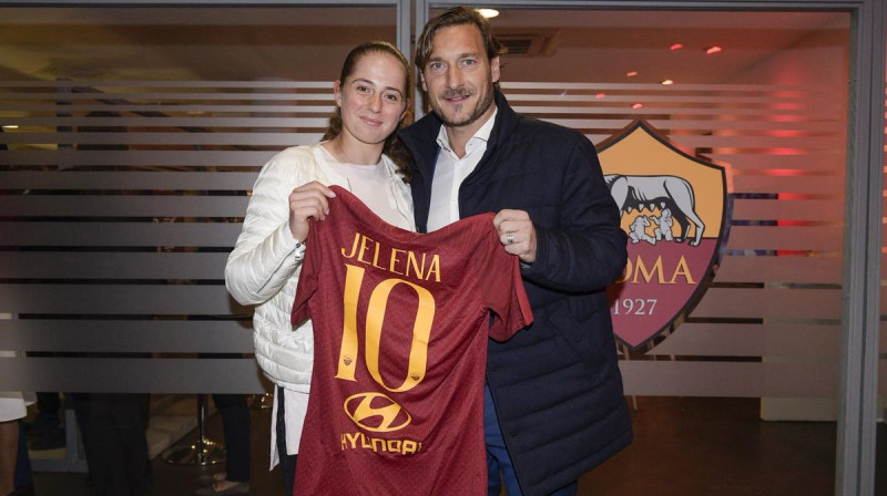 Aļona Ostapenko pirms turnīra satika futbola kluba "Roma" leģendu Frančesko Toti