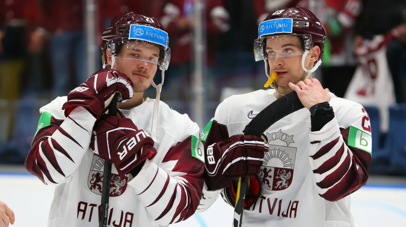 Rūdolfs Balcers (pa kreisi) un Teodors Bļugers - Latvijas izlases līderi. Foto: Andre Ringuette/HHOF-IIHF Images