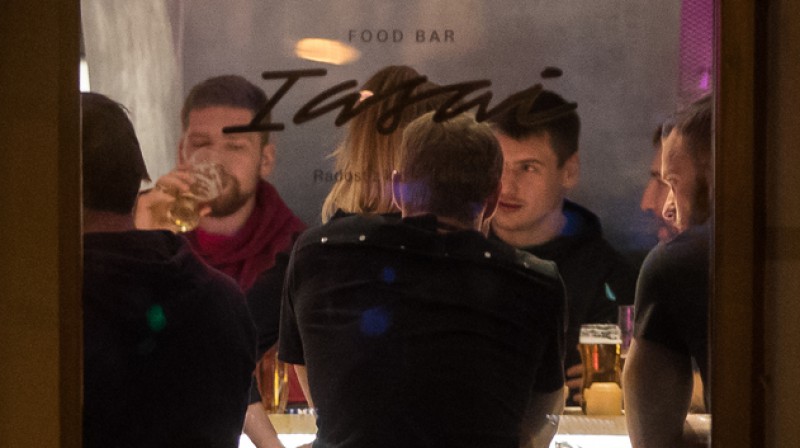 Jevgeņijs Kuzņecovs ierauj Bratislavas restorānā. Foto: Matej Kalina / sport24.pluska.sk