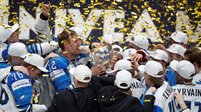 Svinības - centrā Somijas izlases kapteinis Marko Antila ar čempionu kausu. Foto: Reuters/Scanpix
