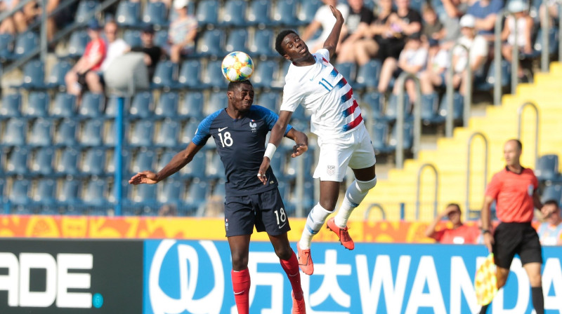 Spēles epizode no Francijas un ASV U-20 izlašu spēles Foto: SIPA/Scanpix