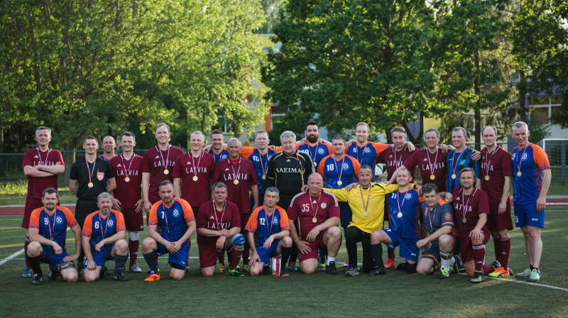 Draudzības spēles dalībnieki ar medaļām. Foto: Ieva Ābele, Saeima.lv