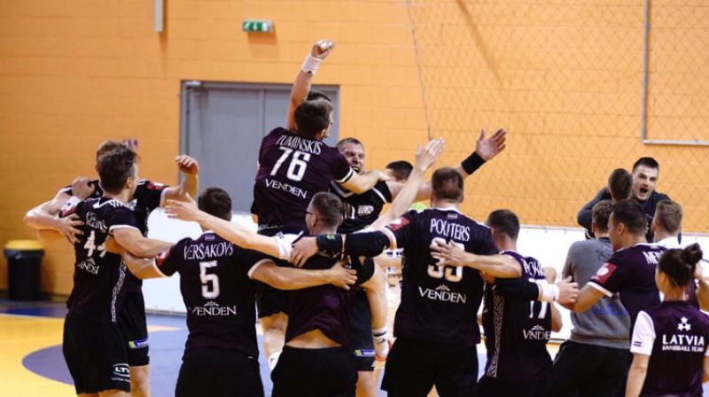 Latvijas handbolisti līksmo par uzvaru. Foto: Handball.lv