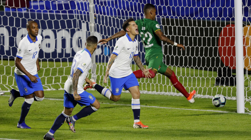 Filipe Koutinju atzīmē gūtos vārtus. Foto: AP/Scanpix