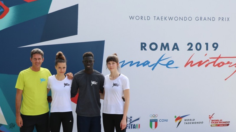 Māsu treneris Markuss Kolefels, Inese Tarvida, vācu kluba biedrs Mustafa Kama, Jolanta Tarvida. Foto: tcc-friedrichshafen.de