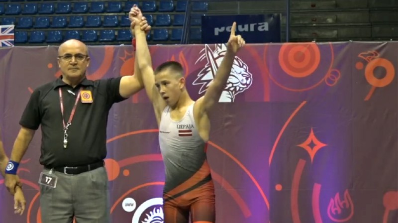 Kaspars Bondarenko triumfē ceturtdaļfinālā. Foto: United World Wrestling