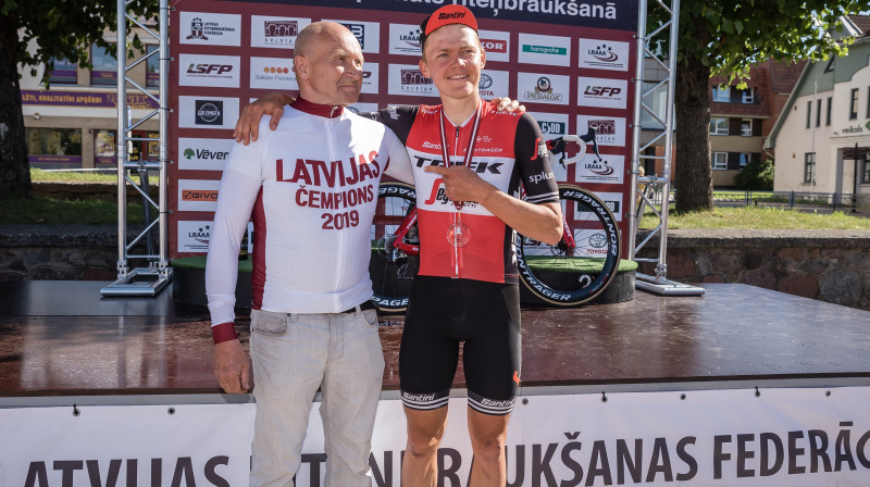 Toms Skujiņš ar savu pirmo treneri Jāni Krišlauku. Foto: lrf.lv