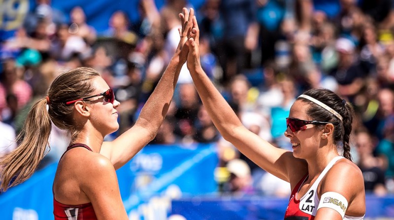 Tīna Graudiņa un Anastasija Kravčenoka. Foto: Nicol Marschall / FIVB Beach Volleyball World Championships 2019