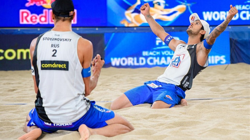 Pludmales volejbolisti Oļegs Stojanovskis un Vjačeslavs Krasilņikovs izcīna pasaules čempionu titulu (2019). Foto: FIVB