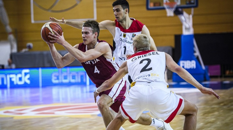 Dāvids Atelbauers spēlē pret Vāciju. Foto: FIBA