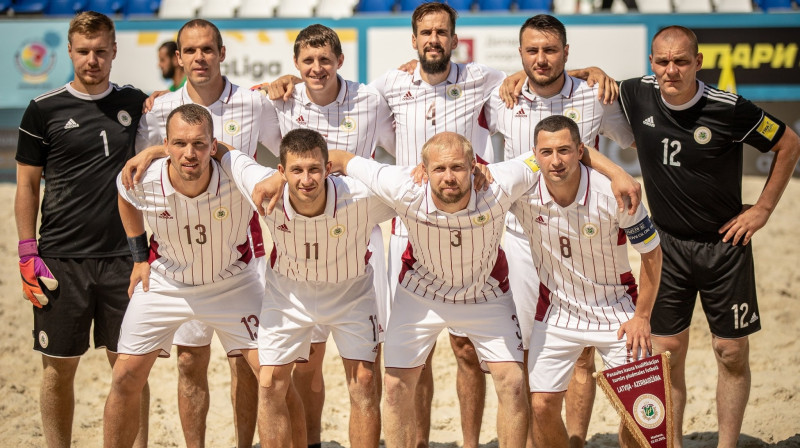 Latvijas telpu futbola izlase pirms spēles ar Azerbaidžānu. Foto: Pludmales futbols