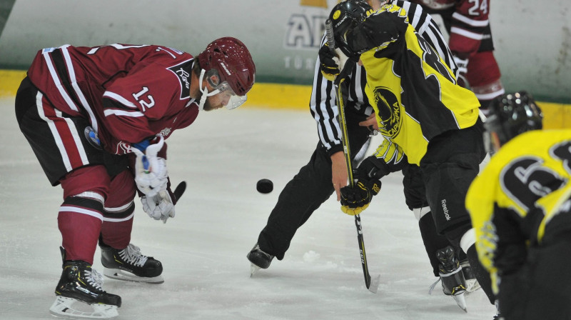 Jākobs Berjlunds (pa kreisi) iemetienā. Foto: Dinamo Rīga