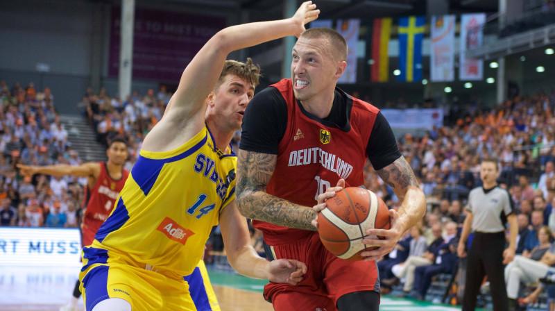 Vācijas izlases basketbolists Daniels Taiss ar bumbu spēlē pret Zviedriju. Foto: Imago/Scanpix