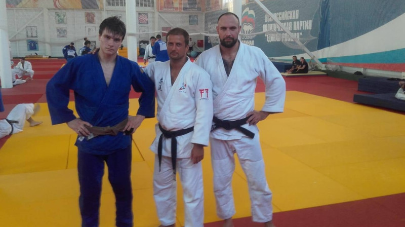 Aleksejs Zarudņevs (no kreisās), treneris Vladimirs Grils un Latvijas labākais džudists Jevgeņijs Borodavko. Foto: Džudo klubs "Lido"