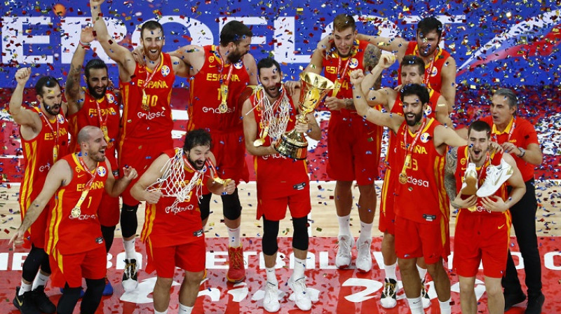 Spānijas izlase svin pasaules čempiones titulu. Foto: Reuters/Scanpix
