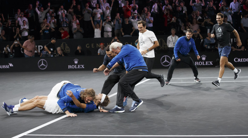 Komandas biedri un kapteinis Bjerns Borgs steidz apsveikt Aleksandru Zverevu. Foto: AFP/Scanpix