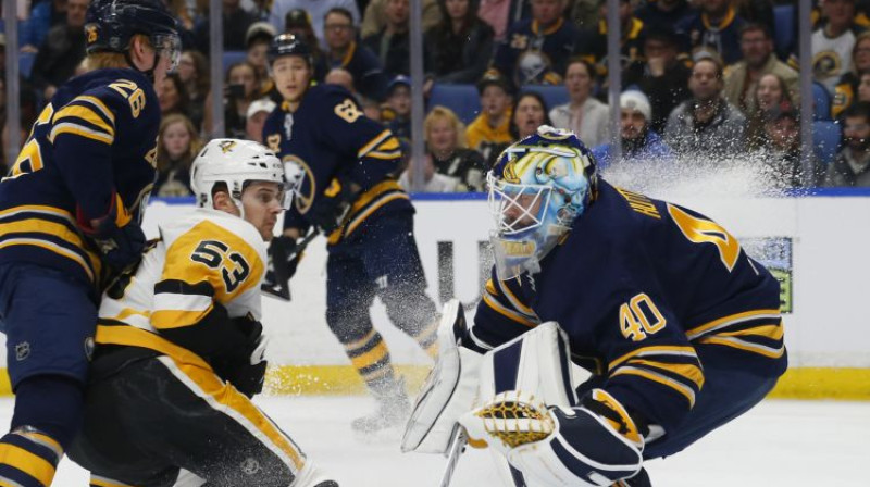 Teodors Bļugers pagājušās sezonas spēlē pret "Sabres". Foto: AP/Scanpix