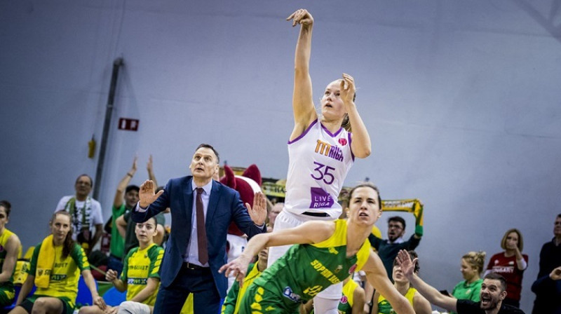 Kate Krēsliņa Eirolīgas spēlē pret "Sopron Basket". Foto: Renārs Koris