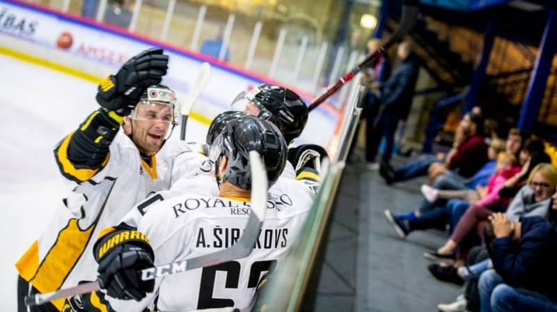 "Olimp" hokejisti priecājas par vārtu guvumu. Foto: Renārs Koris