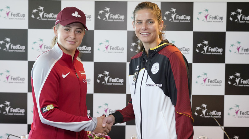 Aļona Ostapenko un Jūlija Gērgesa aprīlī Rīgā pirms nenotikušās "Fed Cup" spēles. Foto: Romāns Kokšarovs, F64