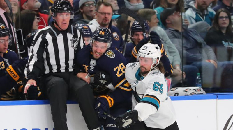 Zemgus Girgensons cīņā ar Eriku Kārlsonu. Foto: USa Today Sports/Scanpix