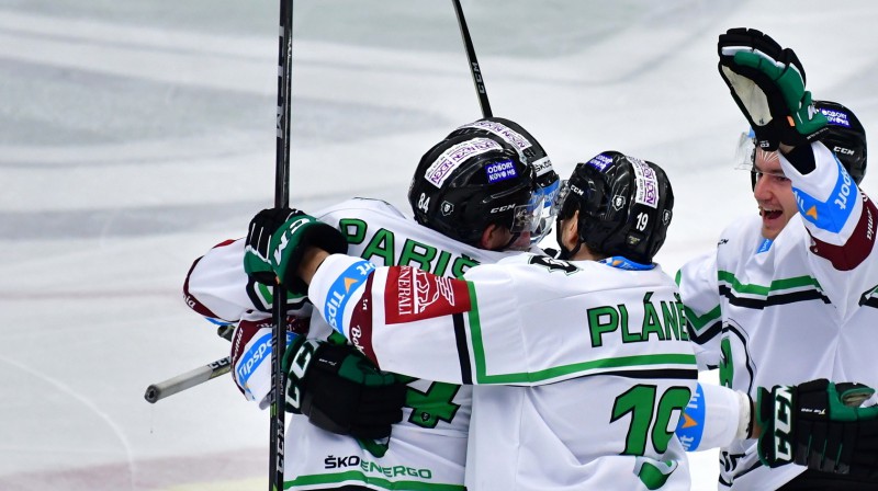 Māri Bičevskis (no labās) kopā ar komandas biedriem svin vārtu guvumu. Foto: bkboleslav.cz