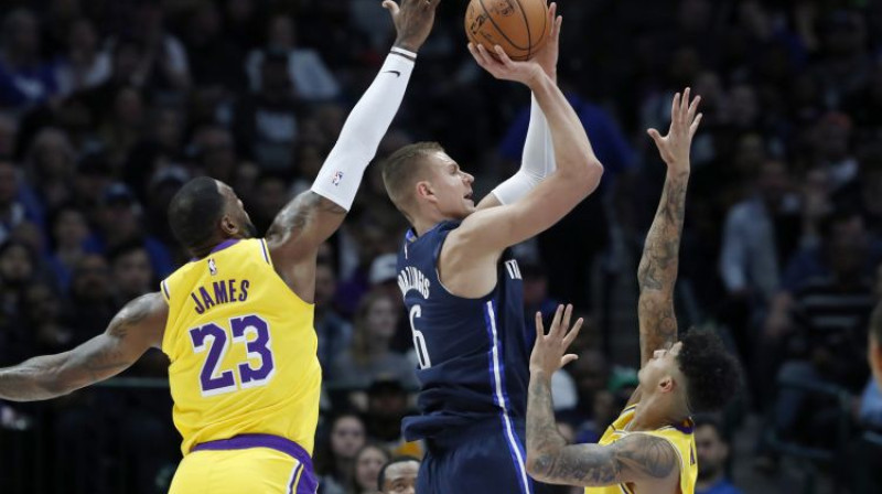 Kristaps Porziņģis pret "Lakers" un Lebronu Džeimsu. Foto: AP/Scanpix