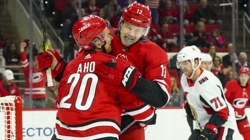 Sebastjans Aho un Varens Fogels pēc vārtu guvuma. Foto: James Guillory/USA Today Sports/Scanpix