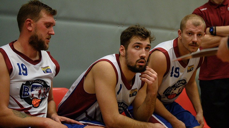 Andris Justovičs, Armands Ginters un Kalvis Krūmiņš uz "Jelgava/LLU" soliņa. Foto: basket.lv