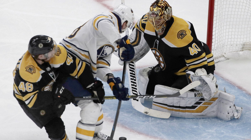 Zemgus Girgensons uzbrukumā Bostonas "Bruins" vārtiem. Foto: Elise Amendola/AP/Scanpix