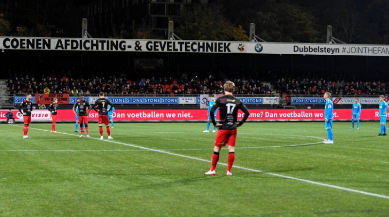 "Excelsior" un "Volendam" futbolisti mača pirmajā minūtē palika stāvot uz vietas. Foto: Reuters/Scanpix