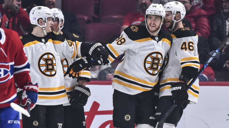 Dāvids Pastrņāks un Bostonas "Bruins" hokejisti svin vārtu guvumu. Foto: Minas Panagiotakis/AFP/Scanpix