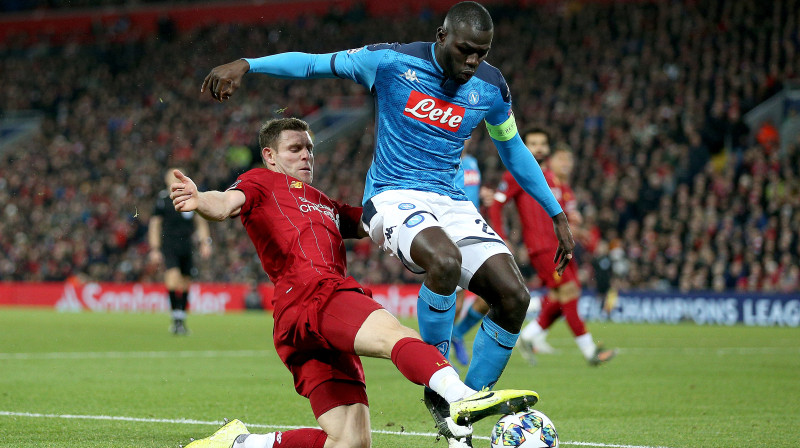 Cīņa par bumbu "Liverpool" un "Napoli" spēlē. Foto: Nigel French/EMPICS Sport/Scanpix