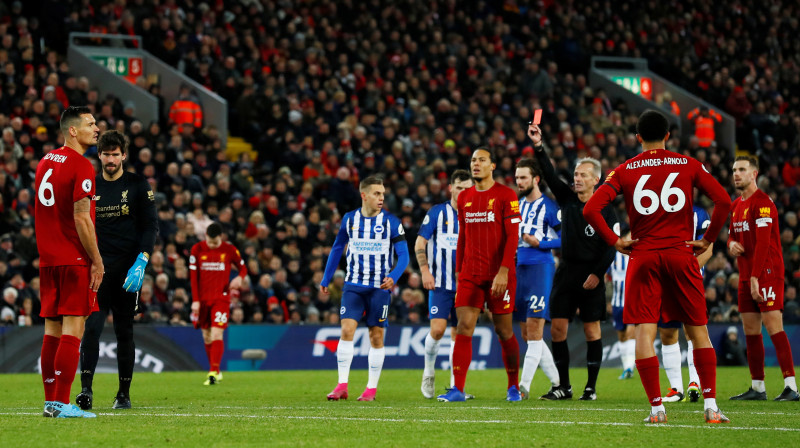 "Liverpool" vārtsargs Alisons tiek noraidīts Premjerlīgas spēlē. Foto: Reuters/Scanpix