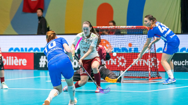 Elizabete Pavlovska šodien atzīmējās ar vārtu guvumu un rezultatīvu piespēli. Foto: IFF Floorball