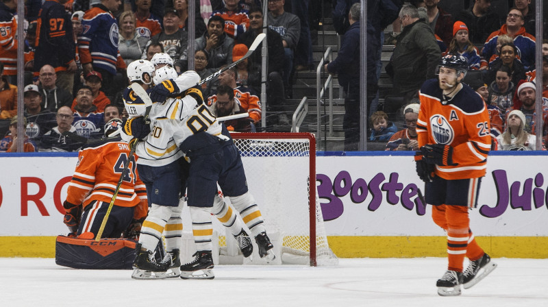 Bufalo "Sabres" hokejisti priecājas par uzvaru spēlē pret Edmontonas "Oilers". Foto: AP/Scanpix