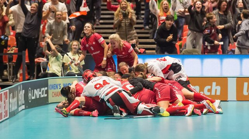 Šveices izlase līksmo par neticamo uzvaru
Foto: IFF Floorball