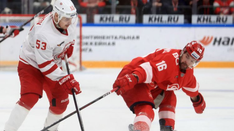 Kaspars Daugaviņš (pa labi) spēlē pret "Vityaz". Foto: Stanislav Krasilnikov/TASS/Scanpix