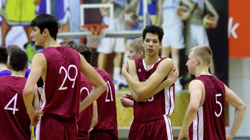 Noa Viljamsons ar komandas biedriem. Foto: Siim Semiskar, basket.ee