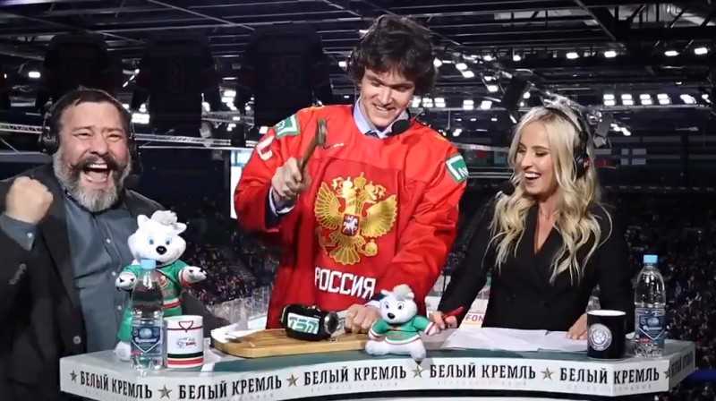 KHL spēles studijā notika improvizētas TSN videokameras iznīcināšana. Foto: HC Ak Bars