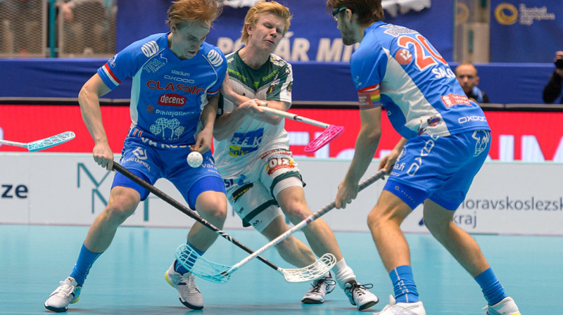 Jonas Pulsī (centrā) pret savu bijušo komandu iemeta trīs vārtus
Foto: IFF Floorball