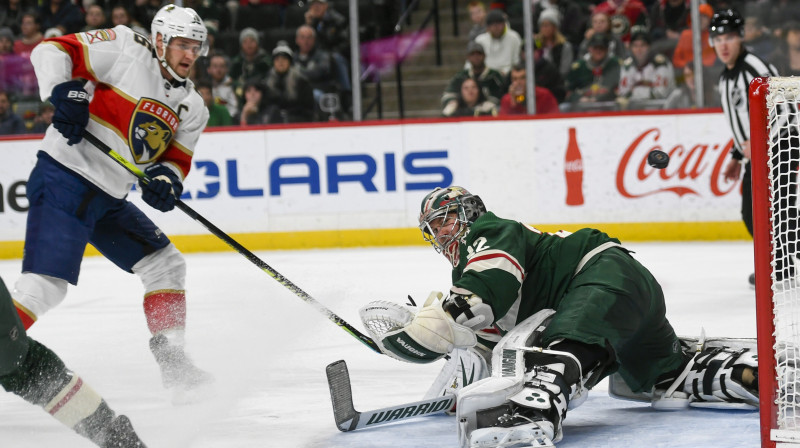 Aleksandrs Barkovs ieraida ripu Aleksa Steiloka sargātajos vārtos. Foto: Craig Lassig/AP/Scanpix