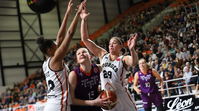 Aija Klakocka spēlē pret "Bourges Basket". Foto: FIBA