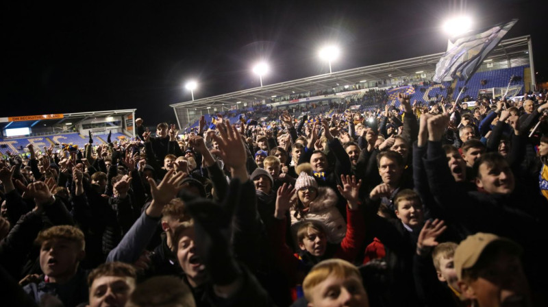 "Shrewsbury" fani izskrējuši laukumā sveikt savu komandu. Foto: Reuters / Scanpix