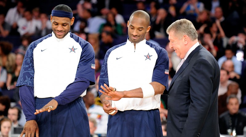 Lebrons Džeimss,Kobe Braients un tā laika ASV Basketbola federācijas presidents Džerijs Kolandželo. Foto: AFP/Scanpix