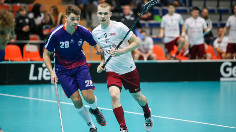 Niks Blumfelds vakardienas spēlē tika pie saviem pirmajiem punktiem izlases kreklā
Foto: IFF Floorball